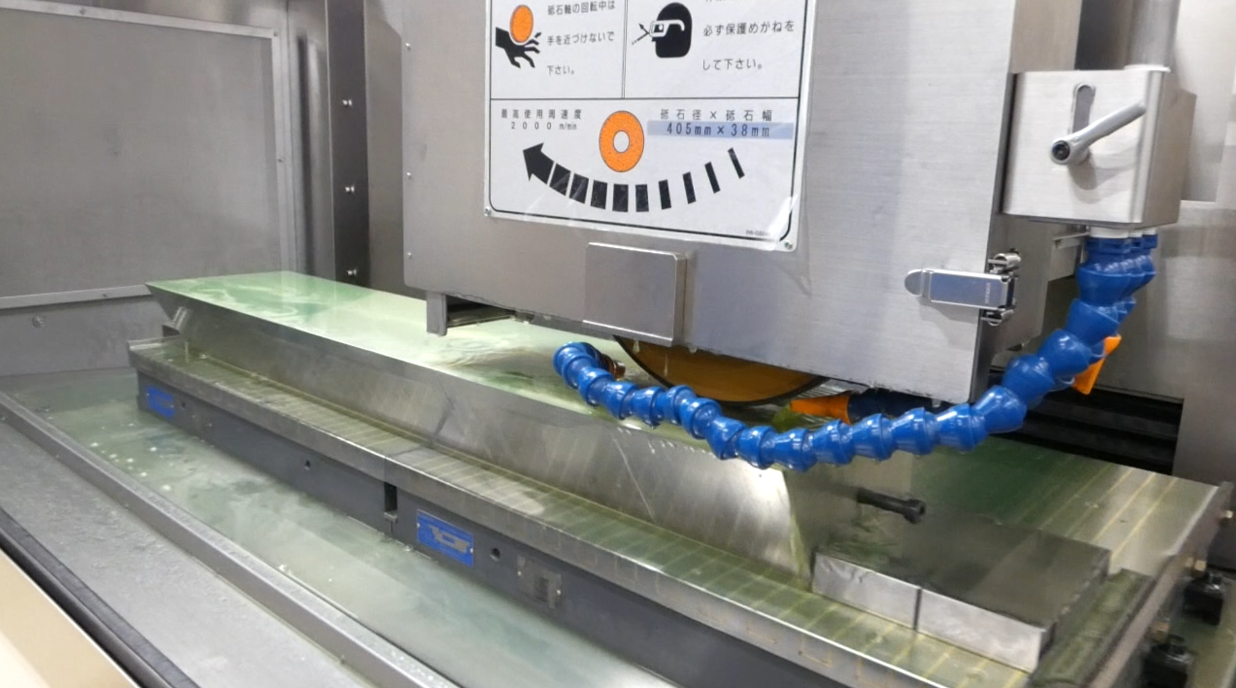 Flat surface grinding of large workpieces