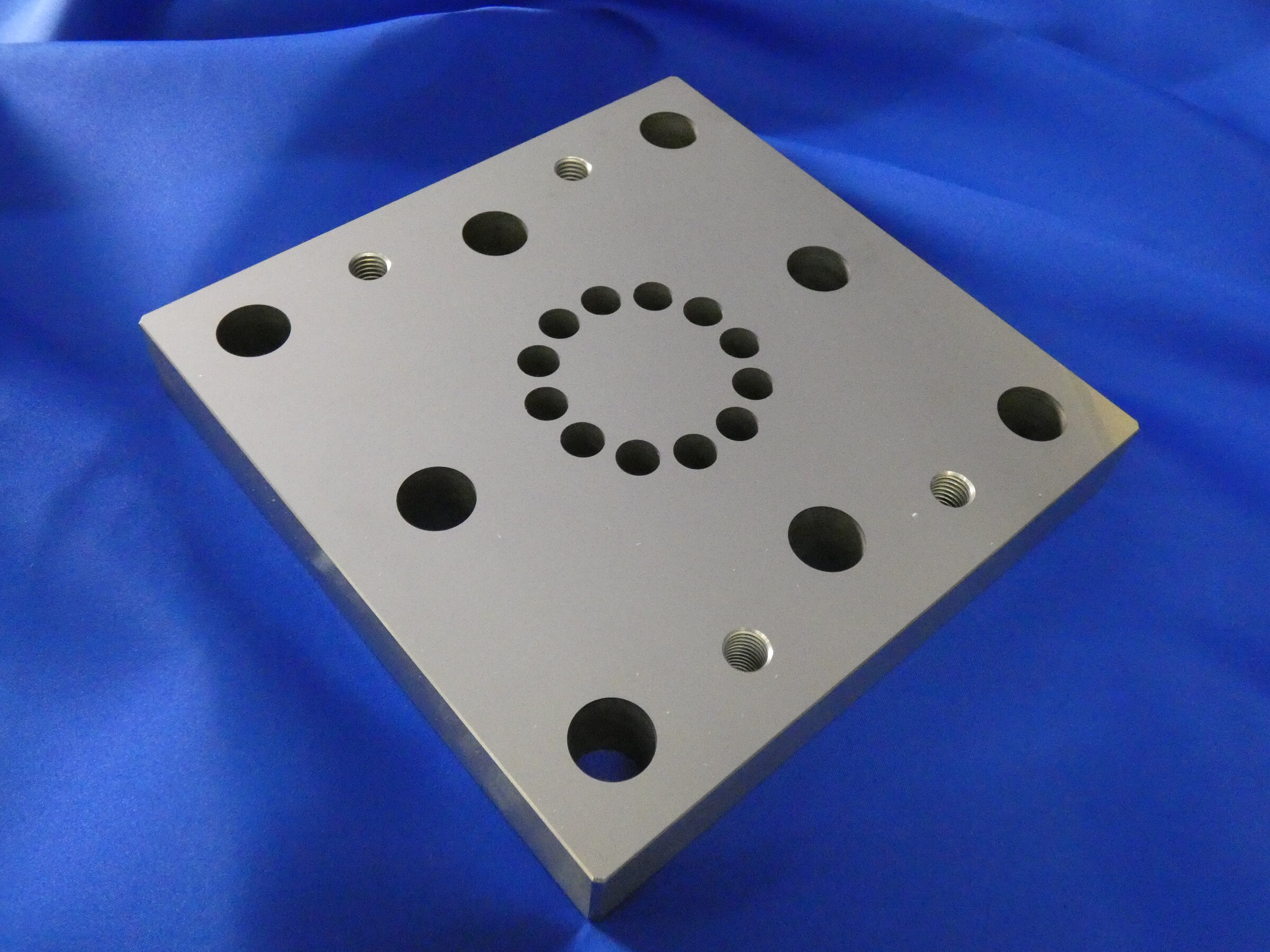 Flat surface grinding of lens molds